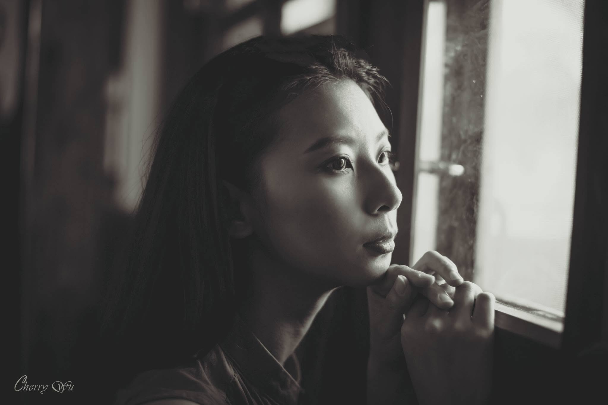 窗邊黑白情緒人像